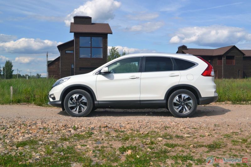 В профиль обновленный CR-V можно узнать по новым колесным дискам. В базе, как и раньше, стоят 18-дюймовые колеса, но теперь в качестве аксессуара можно купить и колеса R17, например, для зимы, чтобы поставить резину потолще