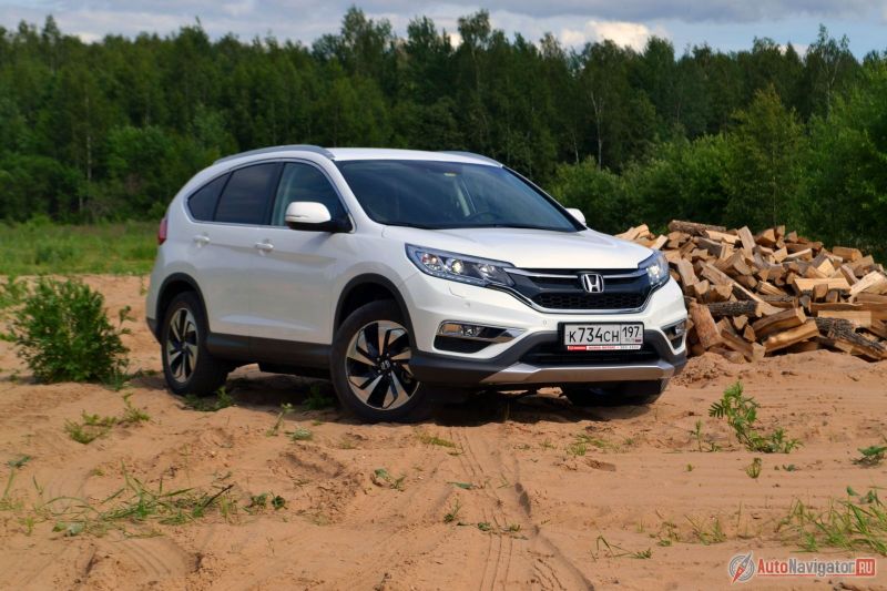 Несмотря на то, что после обновления CR-V стал выглядеть более пежонисто, по-городскому, клиренс увеличился до 180 мм (был 165-170 мм). Все равно не так уж и много для кроссовера, но хотя бы на уровне конкурентов