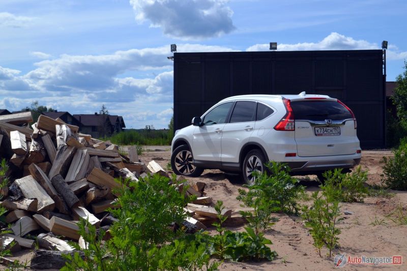 Вся прелесть CR-V ни снаружи, а внутри. Внутри он кажется больше, чем снаружи