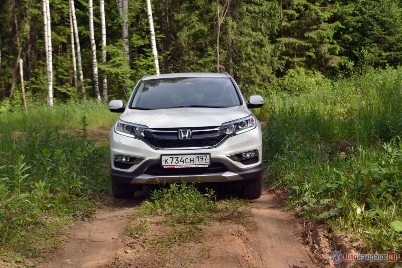 Спереди изменения очевидны: оптика, решетка радиатора, бампера, противотуманки и капот. То есть фактически лицо у CR-V 2015 полностью новое