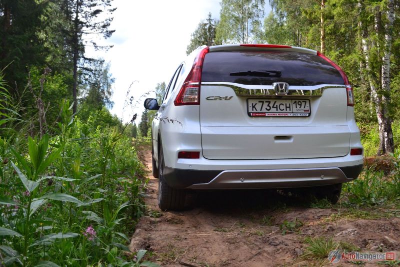 Сзади изменения не столь очевидны: новая форма бамперов, на которых теперь меньше серого пластика и больше серебристого и в цвет кузова, чуть подкорректированные фонари, да накладка под задним стеклом теперь хромированная, а не глянцево-черная