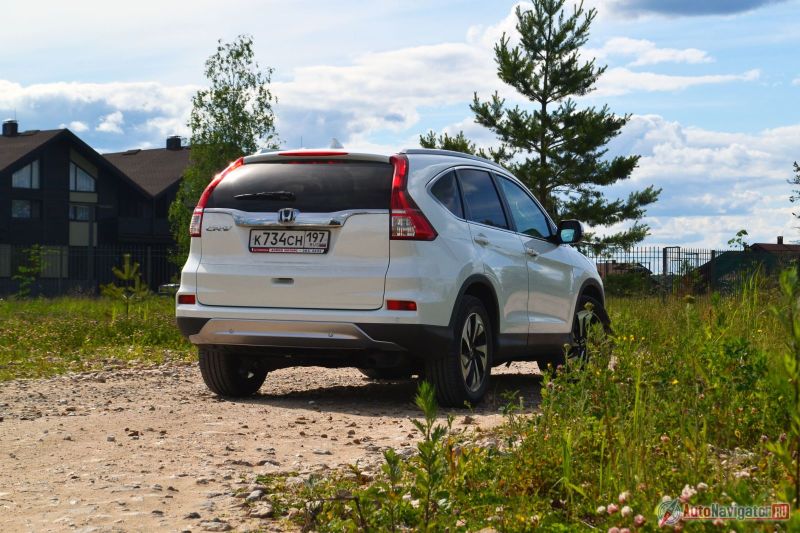 Любопытный факт: 2,0-литровые машины привозят к нам из Великобритании, а 2,4-литровые из США. Поэтому задние фонари на английских машинах светодиодные, а на американских – обыкновенные галогеновые