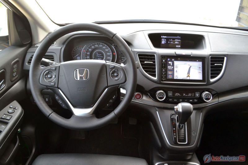 В салоне внешних изменений минимум. Но самое заметное из них – новая «голова», работающая на Android и все, что с ней связано. Как и прежде, отделка салона в версиях 2,0 и 2,4 отличается. На фото двухлитровая машина с накладками «под алюминий», в 2,4 вместо них вставки «под дерево»