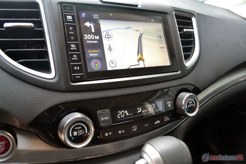 Особенность новой мультимедийной системы в том, что она спокойно работает со всеми Android-приложениями, в том числе с Яндекс.Навигатором и пробками. Нужно только раздать интернет со смартфона или подключить usb-модем. Встроенного слота под сим-карту нет. Более того на экране работают все знакомые движения пальцев: зумирование двумя пальцами, смахивание, удержание, QWERTY-клавиатура и т.д. Работает также и Honda AppCentre.
По сути перед нами работающий планшет в машине, в котором доступны соцсети, погода, новости, пробки, подкасты и так далее. К моменту появления у дилеров серийных машин должен быть подписан договор с Яндексом на пользование всеми его сервисами, в том числе беспроблемный доступ к Яндекс.Музыке