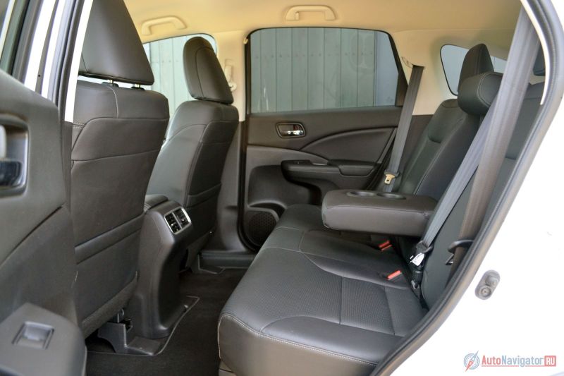 Сзади места более чем достаточно. Есть дефлекторы, подлокотник, карманы в дверях и в спинках сидений. А отличительная фишка CR-V – задние двери, открывающиеся почти на 90 градусов