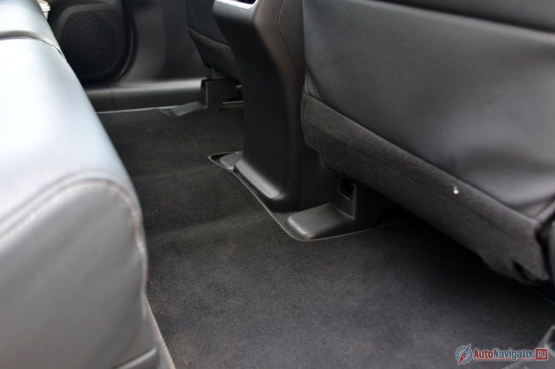 Вместо центрального тоннеля, лишь небольшая выпуклость на полу, так что можно ездить сзади втроем