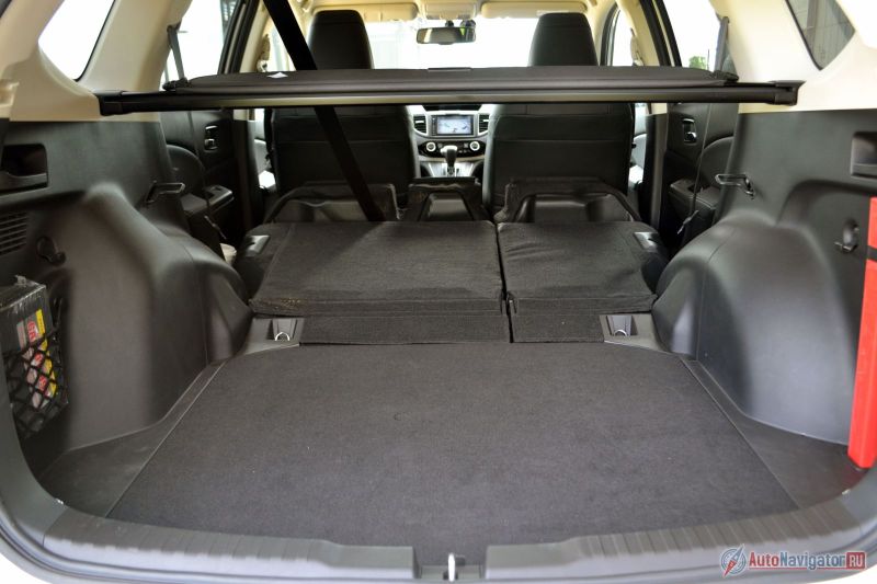 Задние сидения складываются одним движением руки. При этом не надо никогда тянуться – ручки находятся на боковых панелях багажника. А необычность в том, что при этом откидывается не только спинка, но и убирается сидушка. В общем, за трансформацию пять баллов