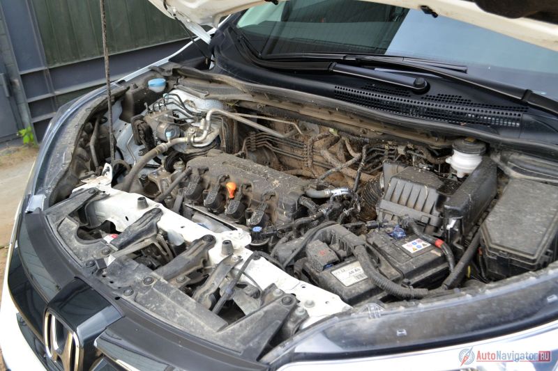 Грязеизоляции почти нет. А клиренс хоть и подрос, машина все равно очень часто скребет днищем. И 2,0-литровый, и 2,4-литровый мотор могут питаться 92-ым бензином. Базовый мотор остался прежним с 5-ступенчатым «автоматом» и механикой, а 2,4-литровый двигатель новый, перекочевал с Acura TLX и Honda Accord IX. По сравнению с предшественником он потерял 2 л.с., но прибавил в крутящем моменте и экономичности. Он работает только в паре с вариатором