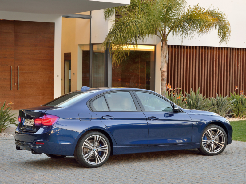 Корма получила слегка подкорректированный бампер и фонари с новым внутренним рисунком