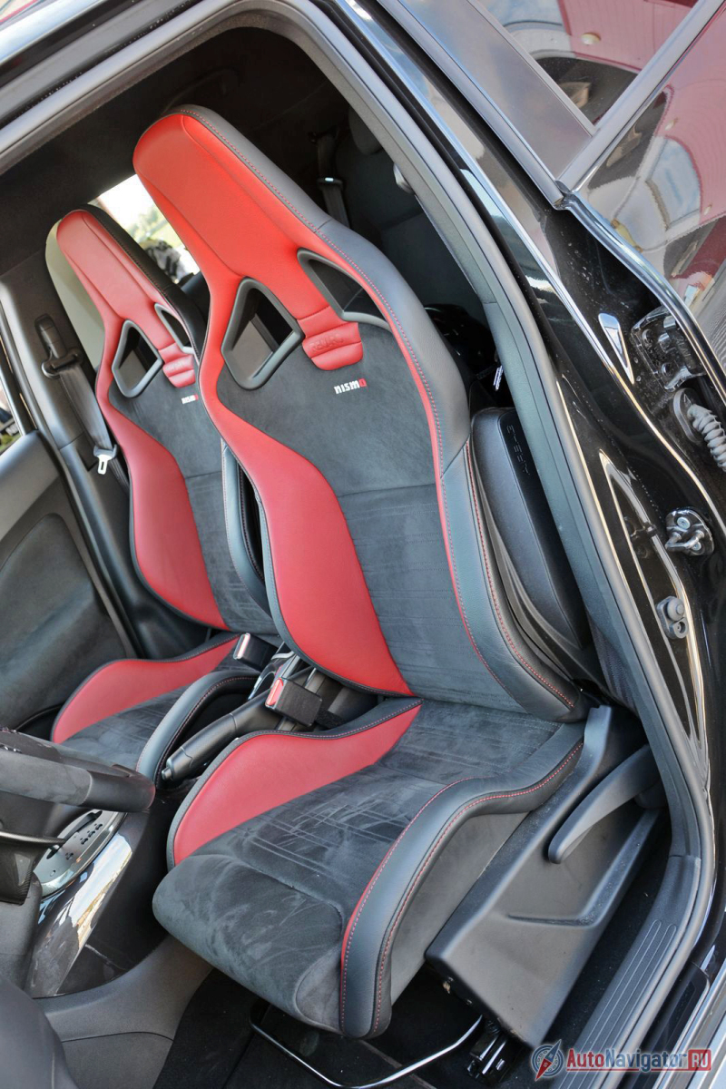 Главный спортивный атрибут интерьера Nismo RS – анатомические кресла Recaro. На многих рынках за них придётся доплачивать (опция), но в России они включены в стандартное оснащение
