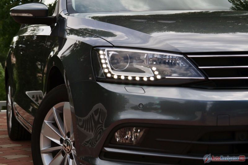 Би-ксеноновые фары со светодиодными дневными ходовыми огнями доступны в максимальной комплектации по умолчанию, в базовых комплектациях недоступны вовсе, а в средней комплектации – это опция ценой 67 тысяч рублей