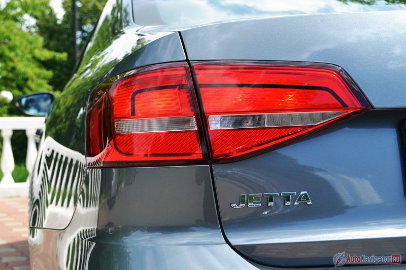 Задние фонари, к сожалению, без светодиодов. И за доплату они тоже недоступны. Так что с «Пассатом» никто не спутает