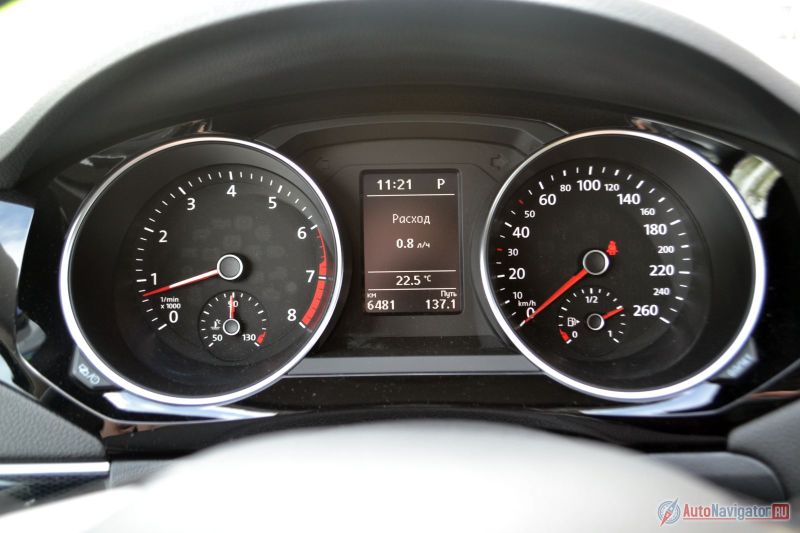 Расход топлива по городу в неспешном режиме всего 8 литров на сотню – почти столько же, сколько заявлено в паспорте. Но если поддавать газу как следует, легко увеличить эту цифру до 10-11 л/100 км