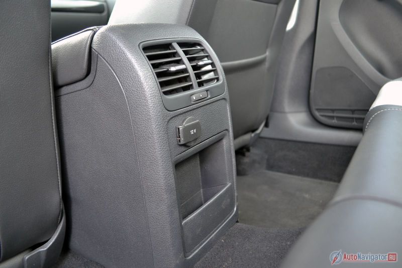 Вот вроде бы мелочь. Подумаешь, розетка, а в дальней дороге она, ох, как бывает нужна задним пассажирам