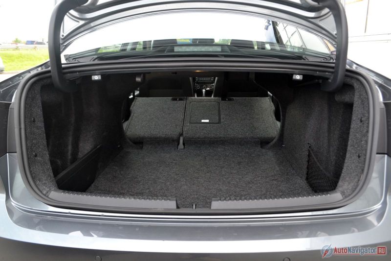 Багажник больше 500 литров, но, сложив задние сиденья, ровного пола не получишь. Да и проем закругленный. Плюс ко всему петли багажника мешаются. Для кого-то это не принципиально, а кому-то, кажется, лучше купить универсал Skoda Octavia