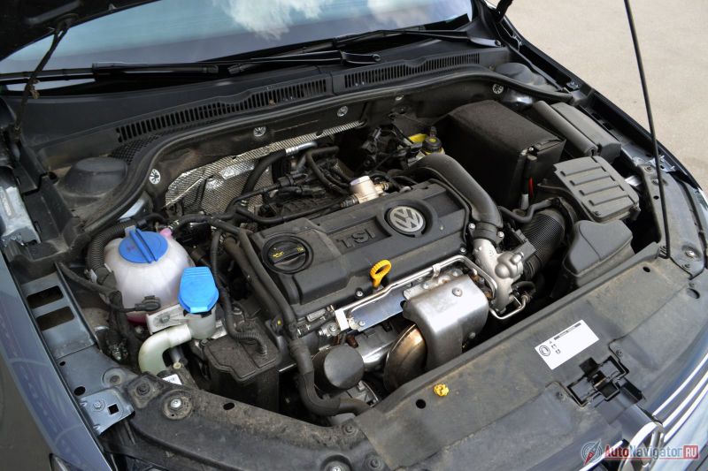 Двигателей всего четыре. Базовый 1,6 (85 л.с.) доступен только с механикой. Хорошо знакомый 105-сильный 1,6 может быть с механикой или обычным «автоматом» во всех комплектациях. Современный 1,4 турбо выдает 122 л.с. и предлагается либо с механикой, либо с роботом DSG. А вот топовый 150-сильный 1,4 предлагается только в максимальной комплектации и только с DSG. Большинство, естественно, выберет золотую середину. Я лично обеими руками за 1,4, 122 л.с. – максимальный крутящий момент в 200 Нм у него доступен с 1500 до 4000 оборотов в минуту
