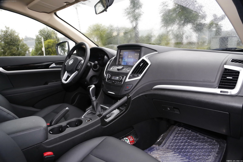 Уровень качества сборки салона не вызывает нареканий, жаль только, что пластик почти везде жесткий