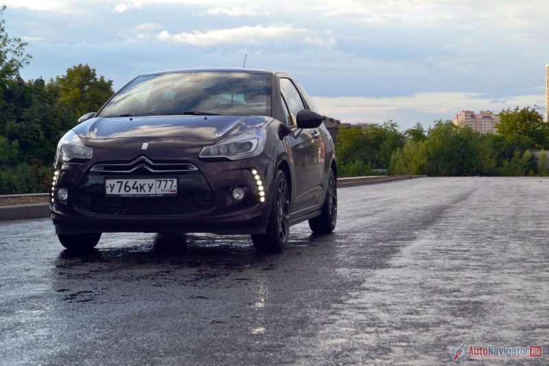 В этом темном фиолетовом цвете DS3 не смотрится так же, круто, как в желтом или оранжевом, но все равно классно