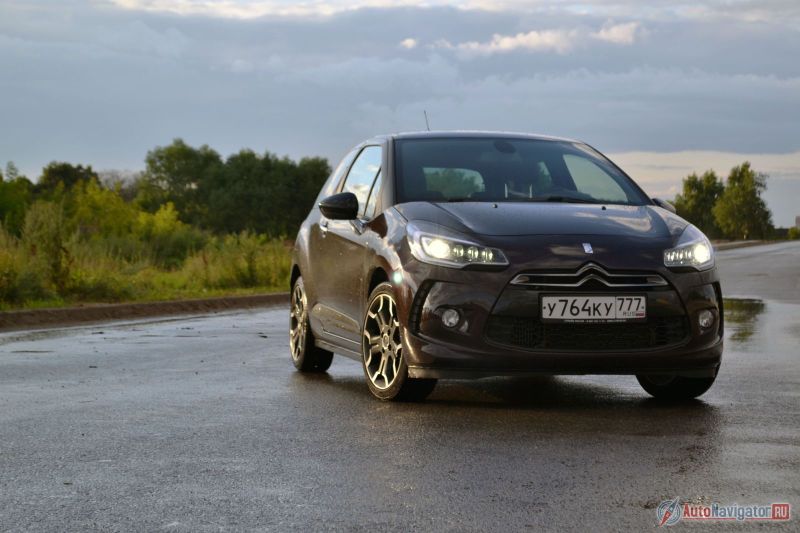 Светодиодные фары по умолчанию положены только топовой 150-сильной версии, всем остальным они доступны в качестве опции, но и без них у DS3 будут вертикальные светодиодные фонарики в бампере. Так что разоряться совсем не обязательно