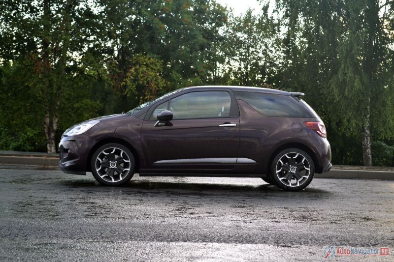 Из-за темного цвета машины не видно, но вообще-то стойки выкрашены в черный цвет, и крыша визуально ни на что не опирается - в «Ситроене» ее называют «плавающей». К тому же она может быть покрашена в цвет отличный от основного