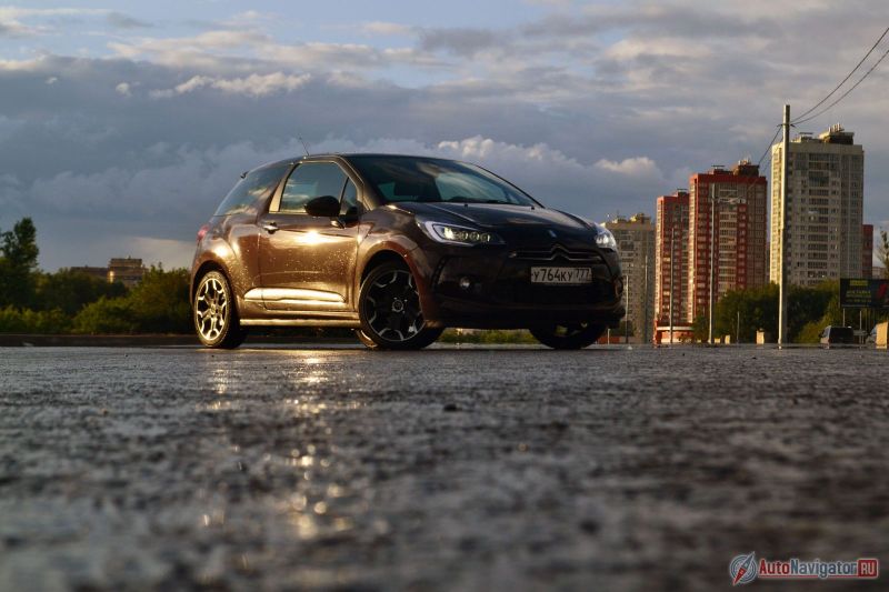 Из-за того, что Citroen не стал занижать крышу, сзади могут поместиться двое… подростков… впритык