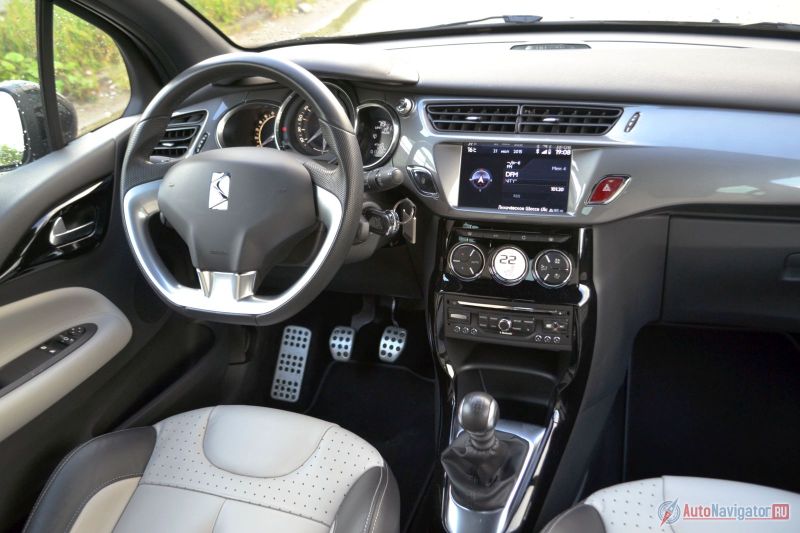 Салон почти такой же, как у заурядного хэтчбека Citroen C3. Ну, разве что с цветами можно поиграть