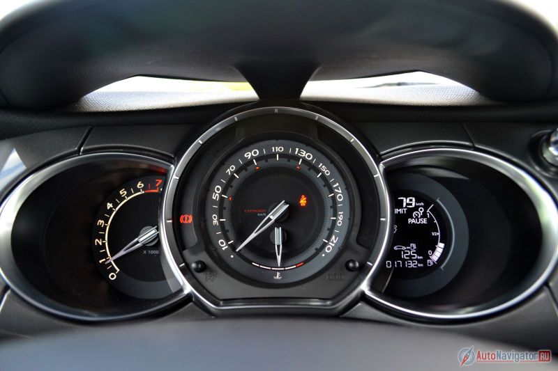 Приборчики поинтересней, чем у Mini. Хотя они почти такие же, как у С3. И это тот редкий случай, когда максималка по паспорту совпадает с максималкой по спидометру – 214 км/ч