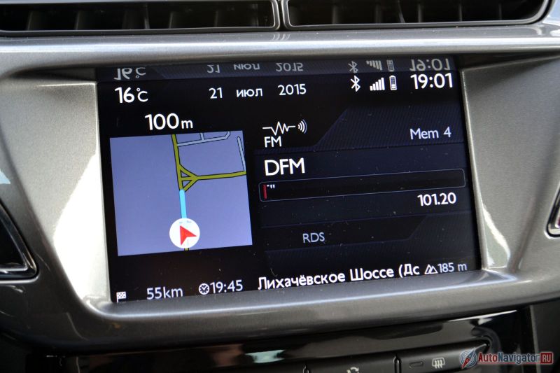 Цветной дисплей предлагается вместе с навигацией, улучшенным звуком, Bluetooth, USB, угольным фильтром и автоматическим климат-контролем. Цена вопроса 50 тысяч рублей. Обидно, что в этот комплект не включена камера заднего вида, например. И жаль, что нельзя просто заказать хороший звук с USB без всего остального