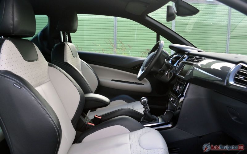 Сиденья с развитой боковой поддержкой. Но на кожу тратиться совсем не обязательно (60 000 рублей). А вот чего реально в этой машине кому-то может не хватать, так это подстаканников. Хотя о чем я говорю, мне все нравится, это же не Grand C4 Picasso