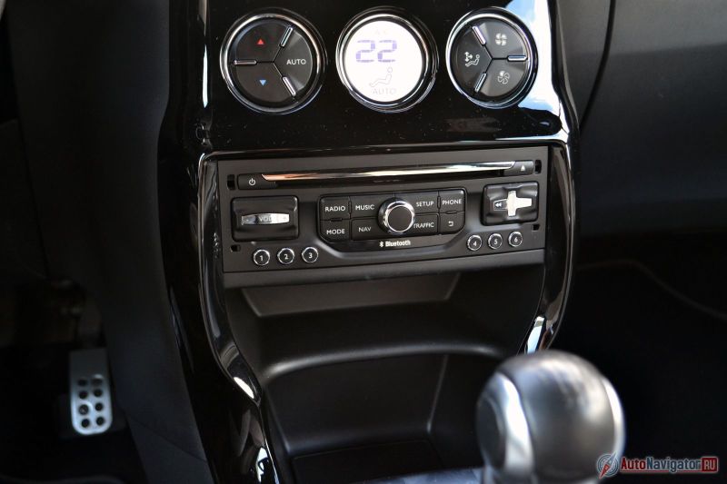 Крохотные кнопочки напрягают и вообще отбивают всякое желание капаться в меню и вбивать в навигацию пункт назначения. Я бы сделал все по-другому, ну или хотя бы просто поставил сенсорный экран, а не обычный