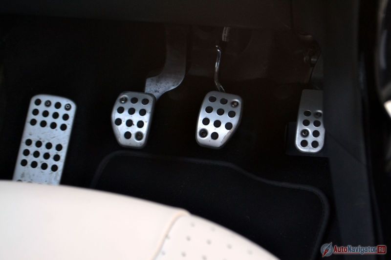 Жаль, что с мотором 150 л.с. не предлагается порядочный «автомат». Да что уж там говорить, вообще никакой не предлагается. Так что, девочки, извините, похоже, это крошка для мальчиков