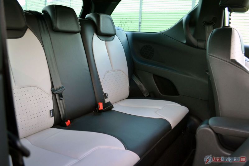 Сзади может усесться только маленький взрослый, средних размеров подросток или ребенок в детском кресле. Что еще вы хотите от маленькой трехдверки? Владельцы Mini о таком только мечтают