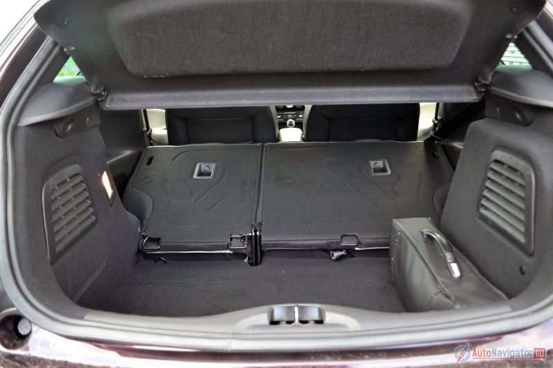 Багажник просто огромный для четырехметровой машины – почти 300 литров. И ведь сиденья складываются (правда, не вровень с полом) и запаска есть (правда, докатка)