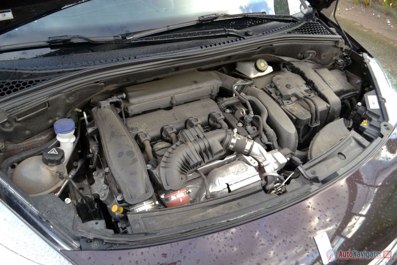 В большинстве случаев DS3 будет 1,6-литровым и 120-сильным, но я советую 150-сильный 1,6 с турбиной. Такой мотор ставится на все, что есть у Citroen и Peugeot, но, по-моему, создавался он именно для DS3. То есть для Mini. Короче говоря, для маленькой шустрой машинки, а не для большого тяжелого седана