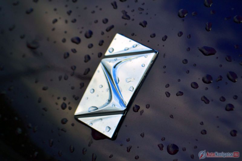 Видите тут четыре треугольника? На самом деле это стилизованные буквы DS