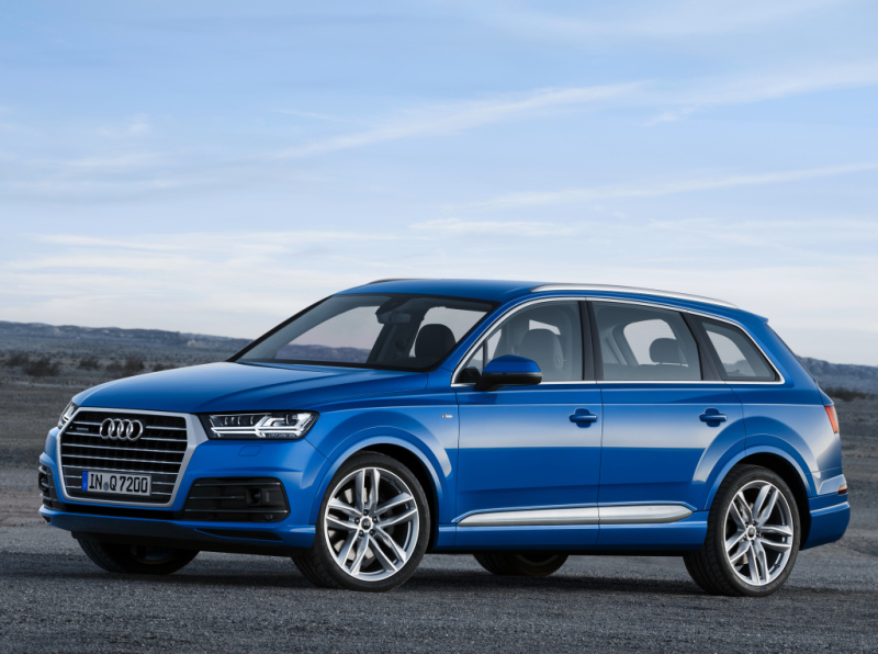Профиль выглядит менее тяжеловесно в сравнении с первой Q7. Отчасти такой эффект создает меньшая длина (новинка короче предшественника на несколько см), однако главную лепту в динамизм силуэта вносят проработка задней стойки крыши, иное оформление колесных арок, а также облагороженная носовая часть