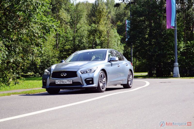 В России Q50 предлагается в 13 фиксированных комплектациях