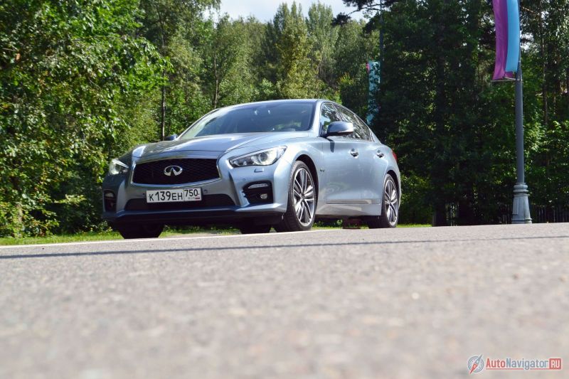 В максимальной комплектации автомобиль от колес до крыши нашпигован современной электроникой и системами помощи водителю. Начиная от кругового обзора, заканчивая активным круиз-контролем и адаптивной системой рулевого управления. То есть на парковке руль будет «короткий», а на высокой скорости «длинный»