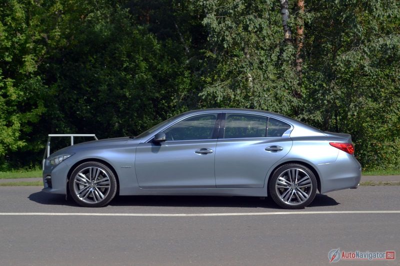 Машина сама затормозит, если посчитает нужным. В реальной жизни и городской толчее это, конечно, плюс, но при активной езде, машина становится излишне пугливой и перекрывает двигателю «кислород» порой как раз в том момент, когда нужно поддать газку, чтобы успеть перестроиться. Благо систему можно отключить. Да-да, так ездить опасно. Но зачем тогда покупать Infiniti с отменным шасси?