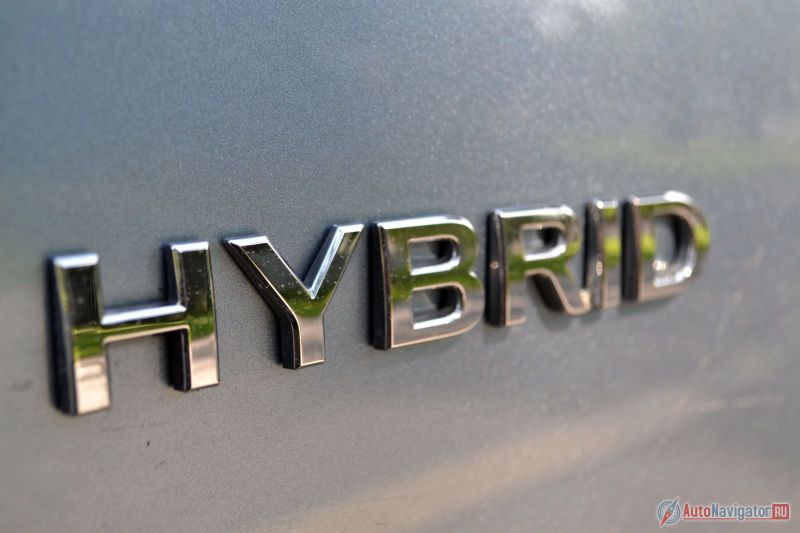 Если сравнивать Hybrid и обычную модификацию, то первая получается мощнее, быстрее, экономичнее и дороже