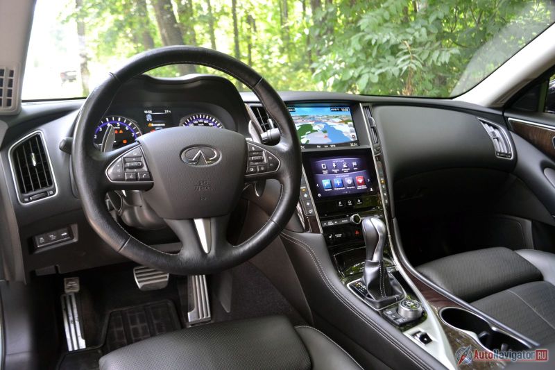 К салону не придраться. Все по высшему классу: зазоры, материалы, ощущения