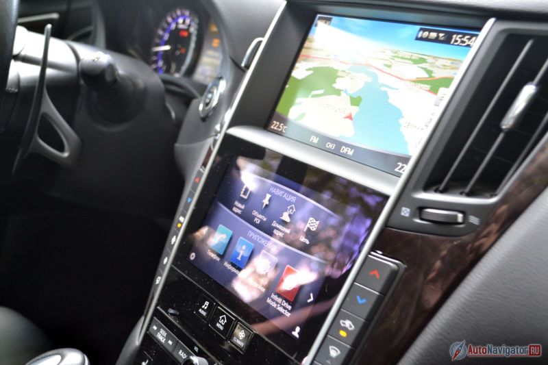 Один экран матовый, как у автомобилей, второй – глянцевый, как у смартфонов. Верхний - 8-дюймовый, нижний - 7-дюймовый