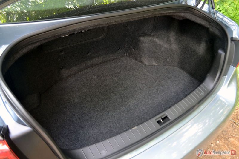 Багажник гибридной версии на 100 литров меньше, чем у негибрида. И сиденья из-за аккумуляторов не складываются, и лючка для длинномеров нет. У гибрида объем багажника 400 литров, у негибрида – 500. Хорошо, что никакие петли объем не отнимают