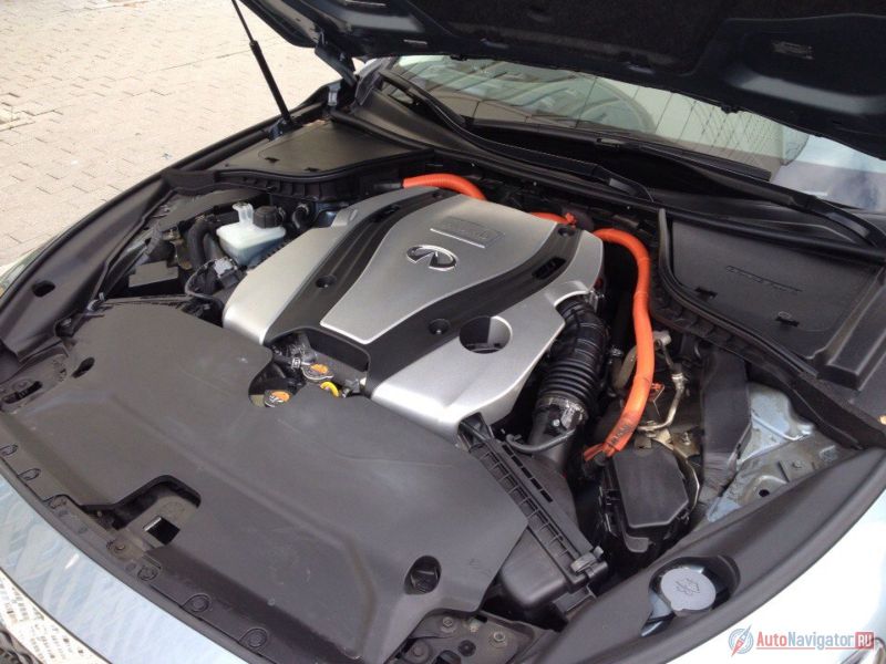 На выбор два мотора: либо 2,0 турбо с задним приводом, либо атмосферный 3,5 V6 и электромотор в паре с полным приводом