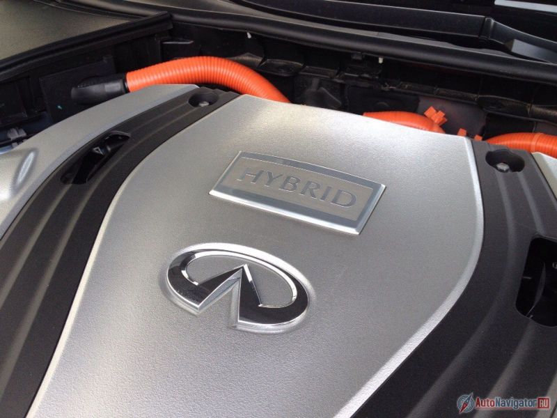 Мощность гибридной модификации складывается из 298 бензиновых лошадей и 50 электрических (арифметика тут не совсем линейная)