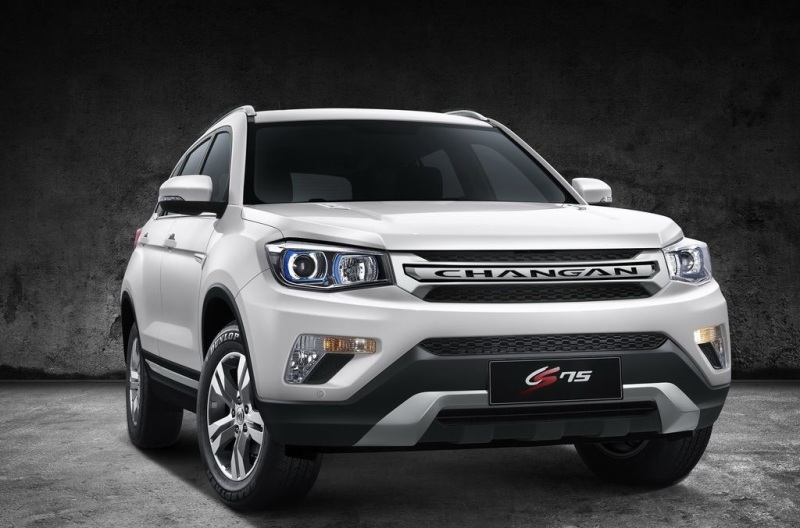 В глаза бросается симпатичная оптика с голубыми внутренними окантовками