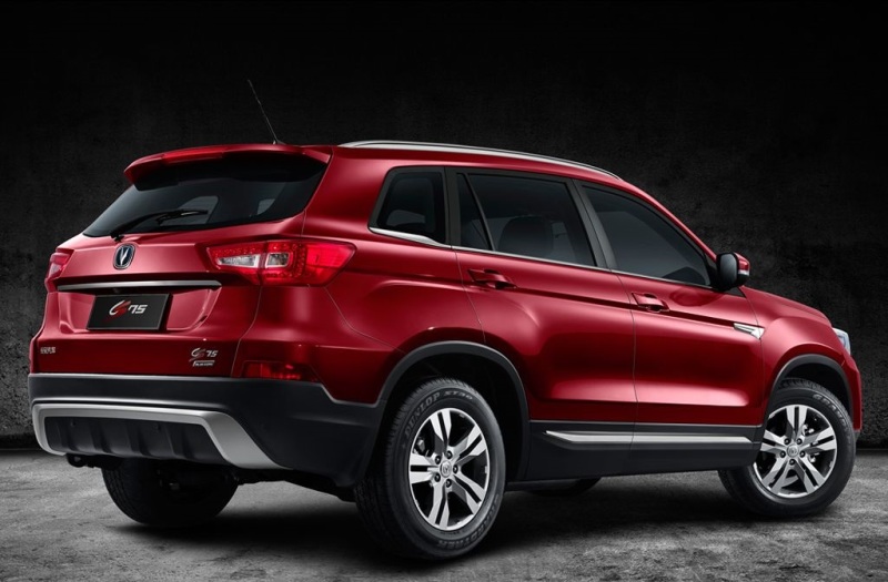 Корма радует светодиодными фонарями и хромированной накладкой на крышке багажника