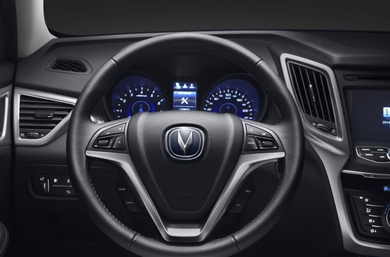 Пластик передней панели жесткий, зато уровень сборки неплох