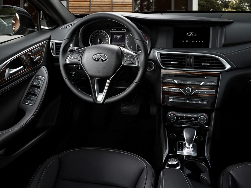 Infiniti Q30 — первая фотография интерьера