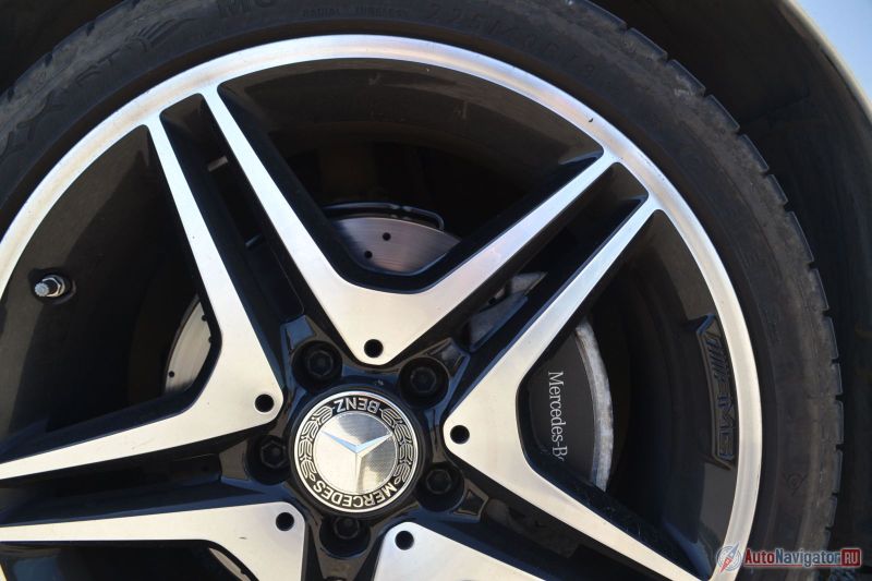 Как говорится, если хочешь сделать машину круче, поставь крутые колесные диски. А тут еще и тормозные с перфорацией. Видели когда-нибудь что-то подобное на семейном дизельном хэтче?